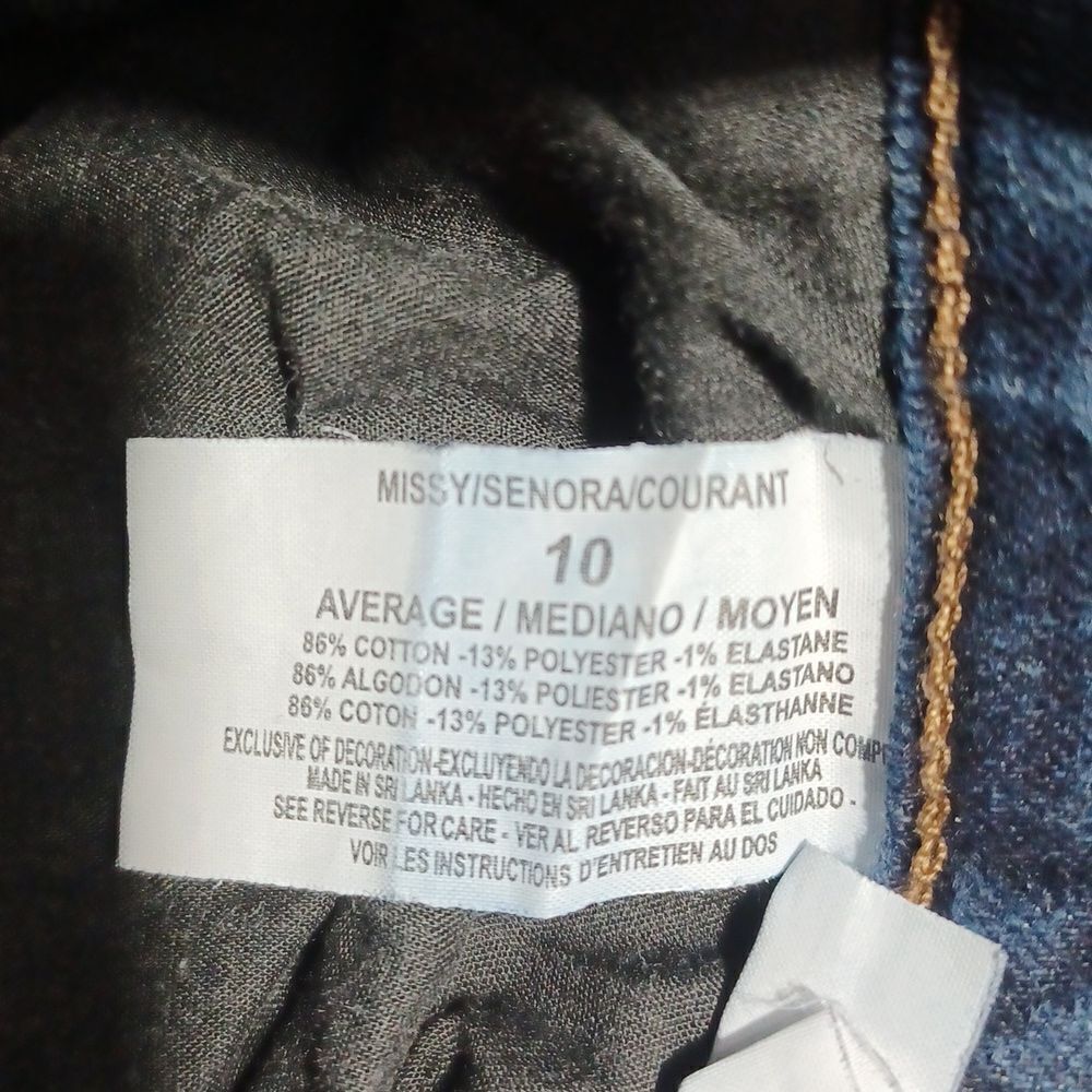 509611.....Gloria Vanderbilt Straight leg Jeans Size 10,  W30" 28"Inseam 11"Rise