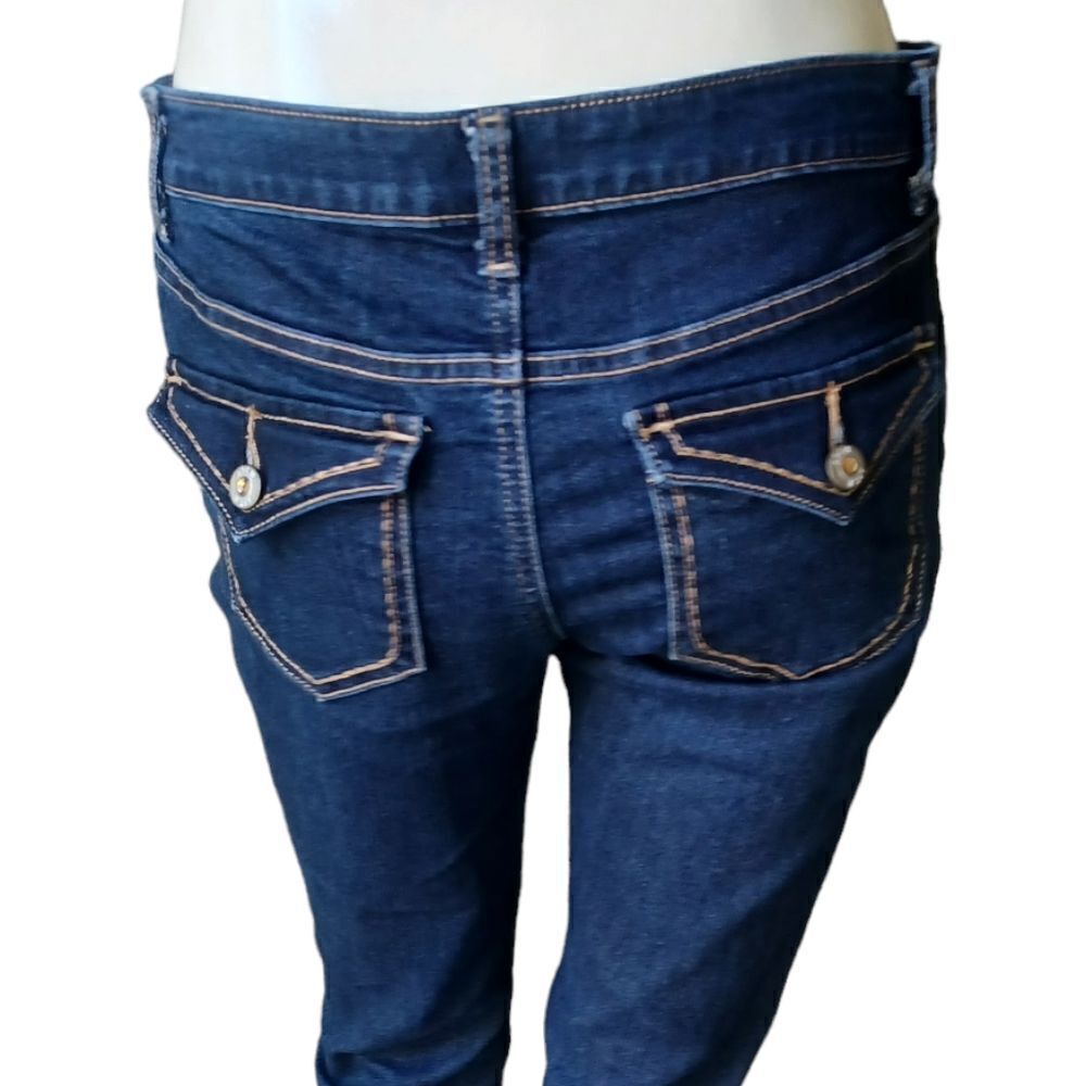 696922....Apt.9 Capri Jeans Size 6P, 28" Waist 23" Inseam 8" Rise