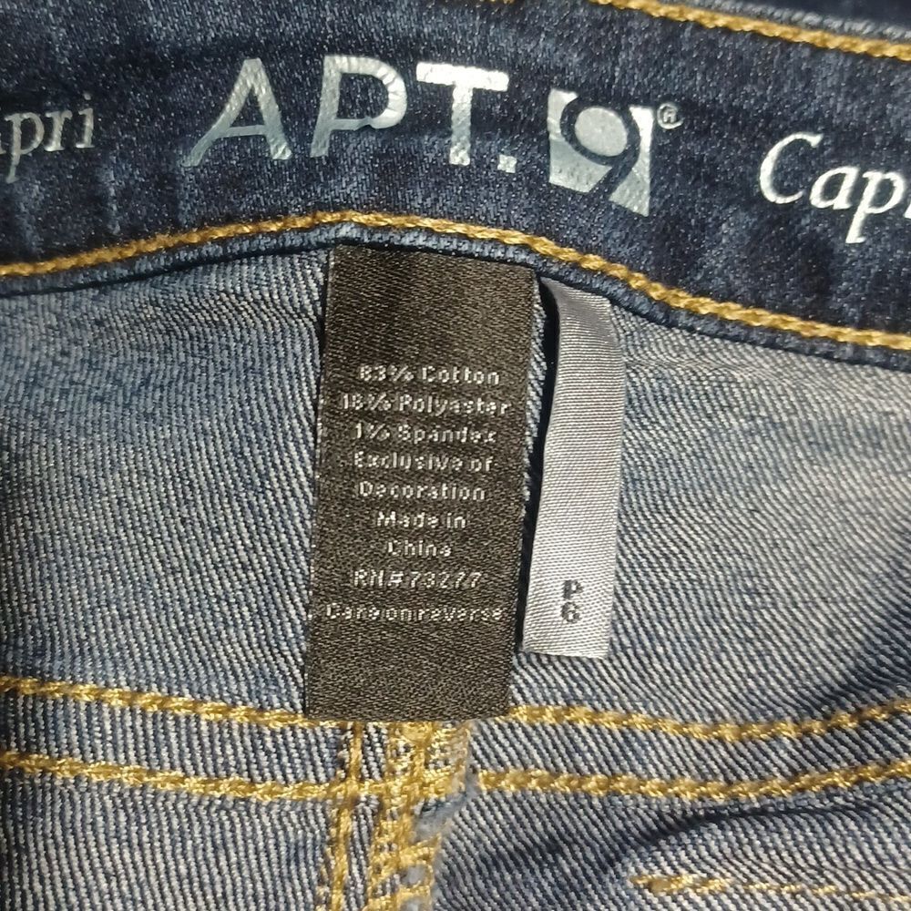 696922....Apt.9 Capri Jeans Size 6P, 28" Waist 23" Inseam 8" Rise