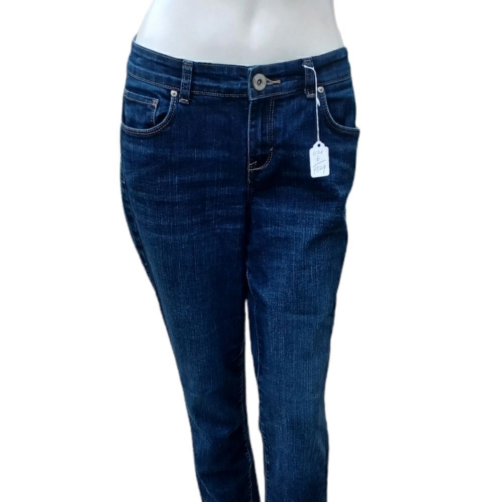 432910...Style&Co Straight leg Jeans Size 6, W28" 27"Inseam 9"Rise