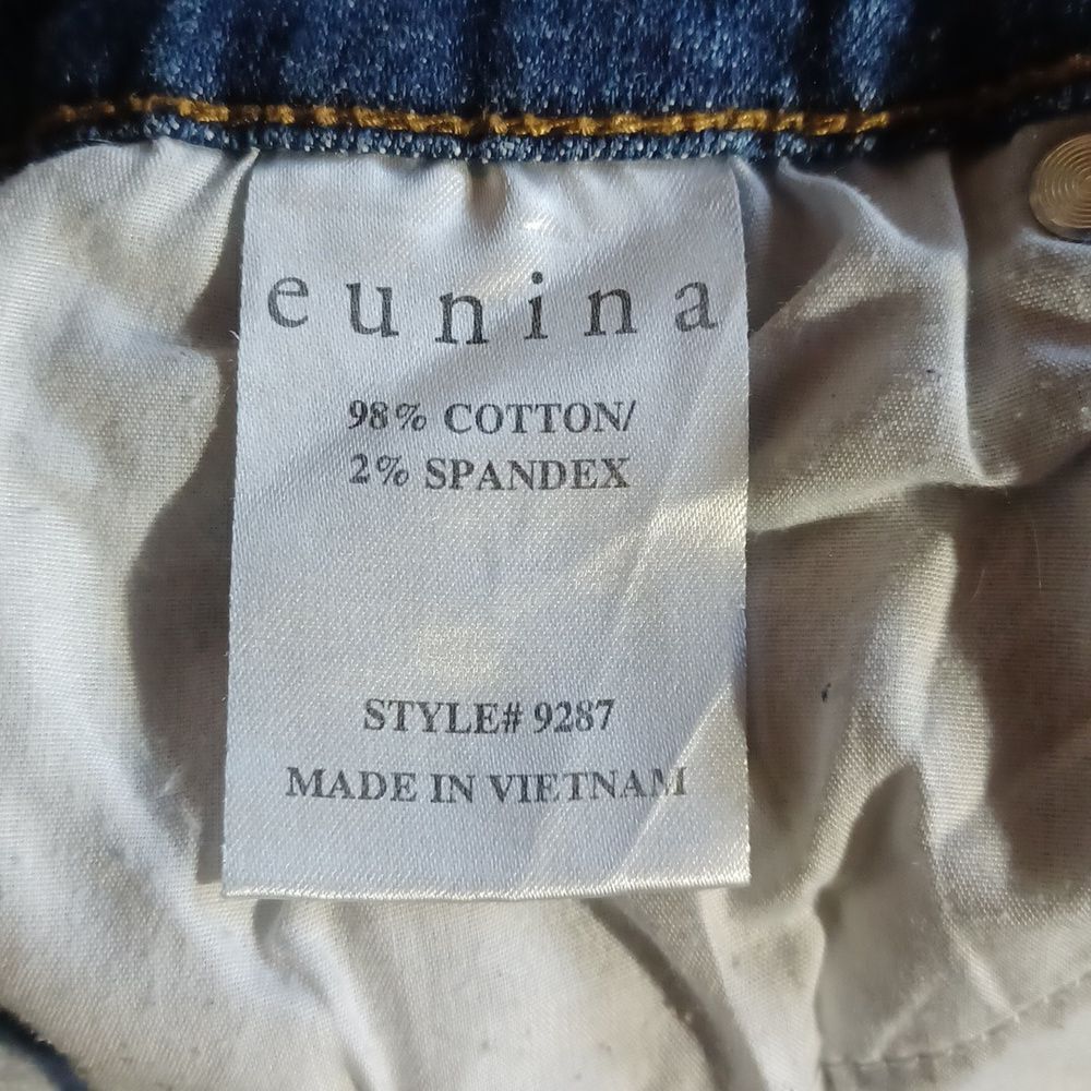 670744....Eunina High Rise Crop Jeans Size 9, W28" 25" Inseam 8"Rise
