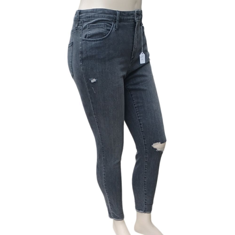 666942.....Universal Thread Skinny Jeans Size 12/31R,  10" Rise