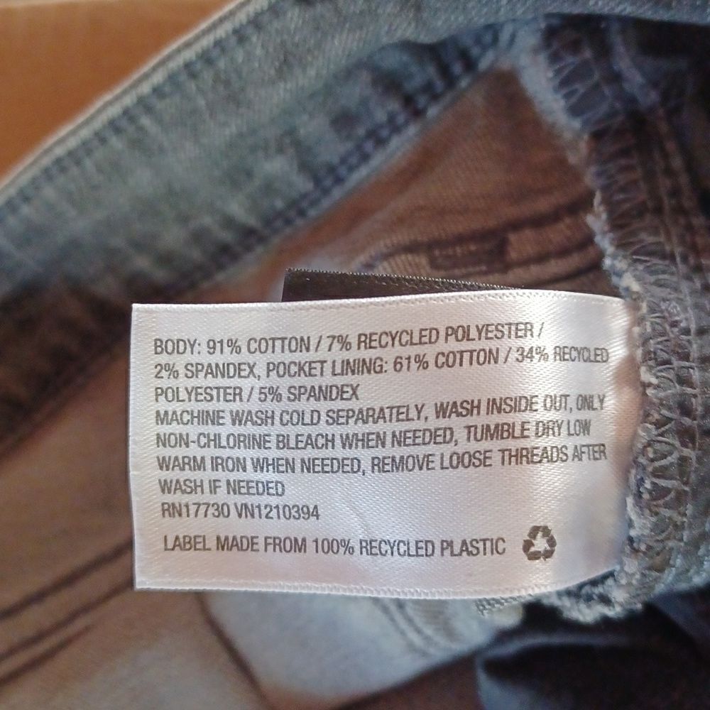666942.....Universal Thread Skinny Jeans Size 12/31R,  10" Rise