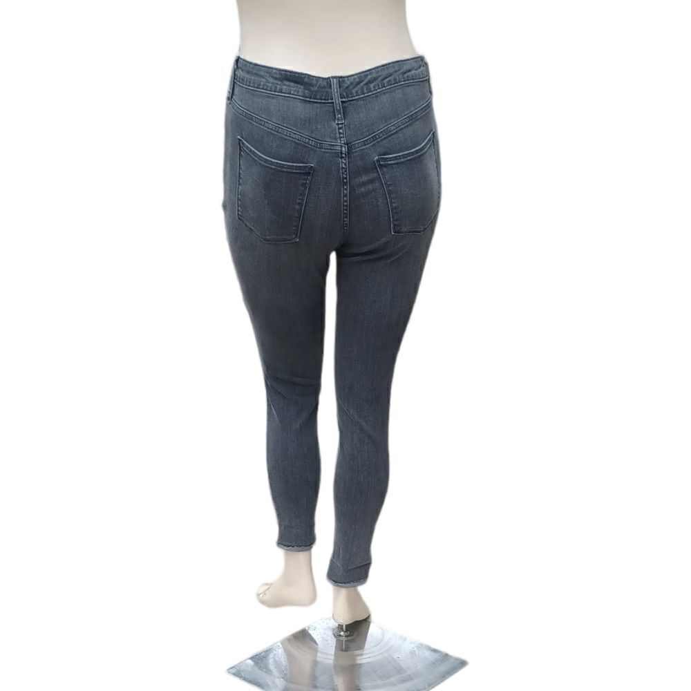 666942.....Universal Thread Skinny Jeans Size 12/31R,  10" Rise