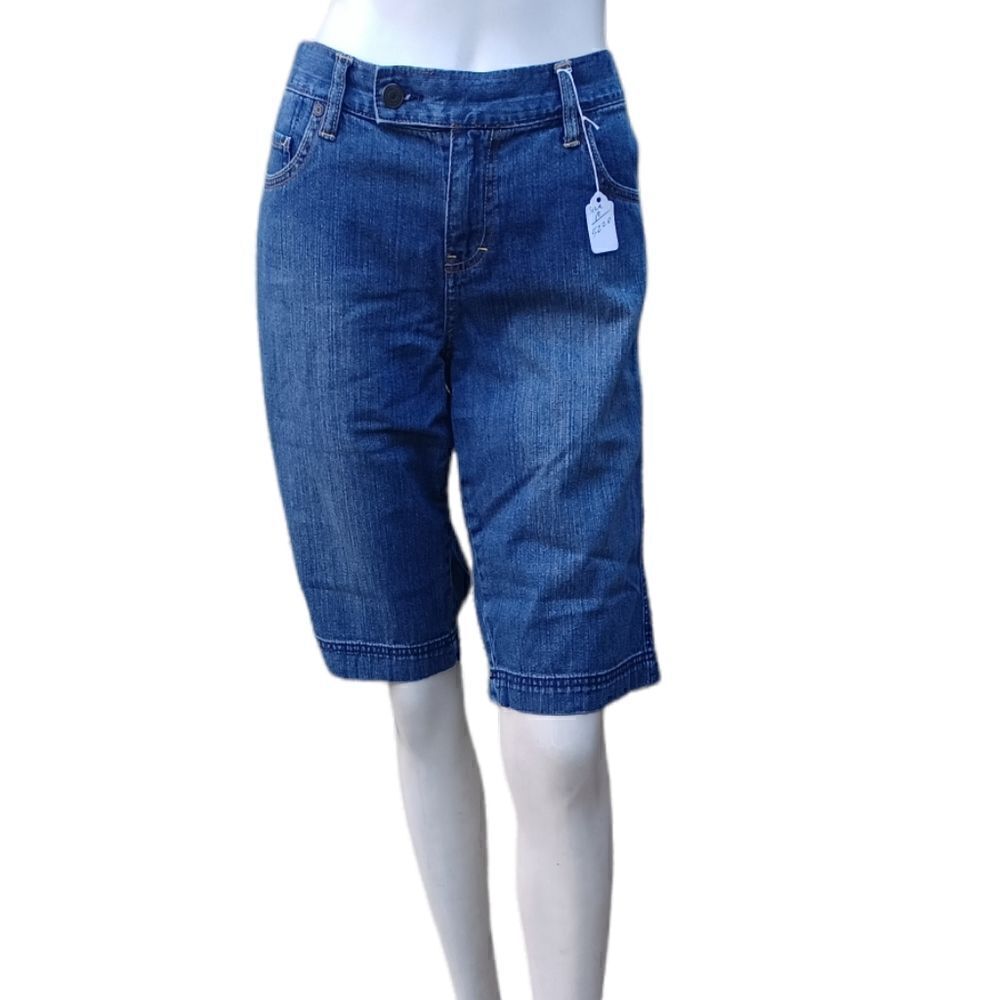 52208....Calvin Klein Crop Jeans Size 10, 30" Waist 11" Inseam 9" Rise