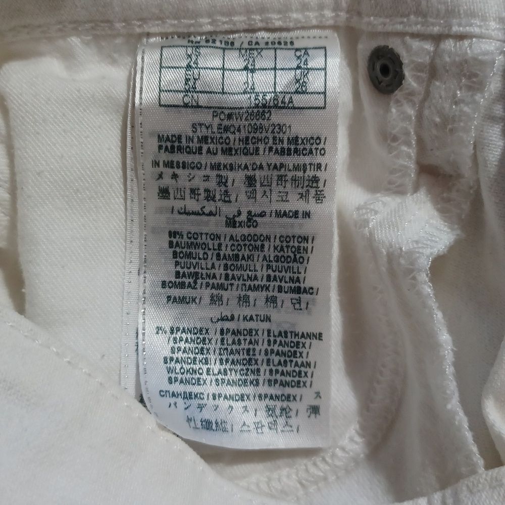 7008448.....GUESS Skinny Sarah Fit Jeans Size 24, 24"Inseam 6"Rise