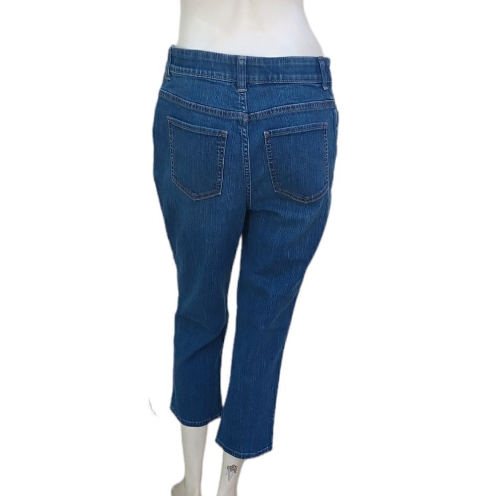 44818....Croft&Barrow Crop Stretch Jeans Size 6, W28" 21"Rise  9 1/2" Inseam