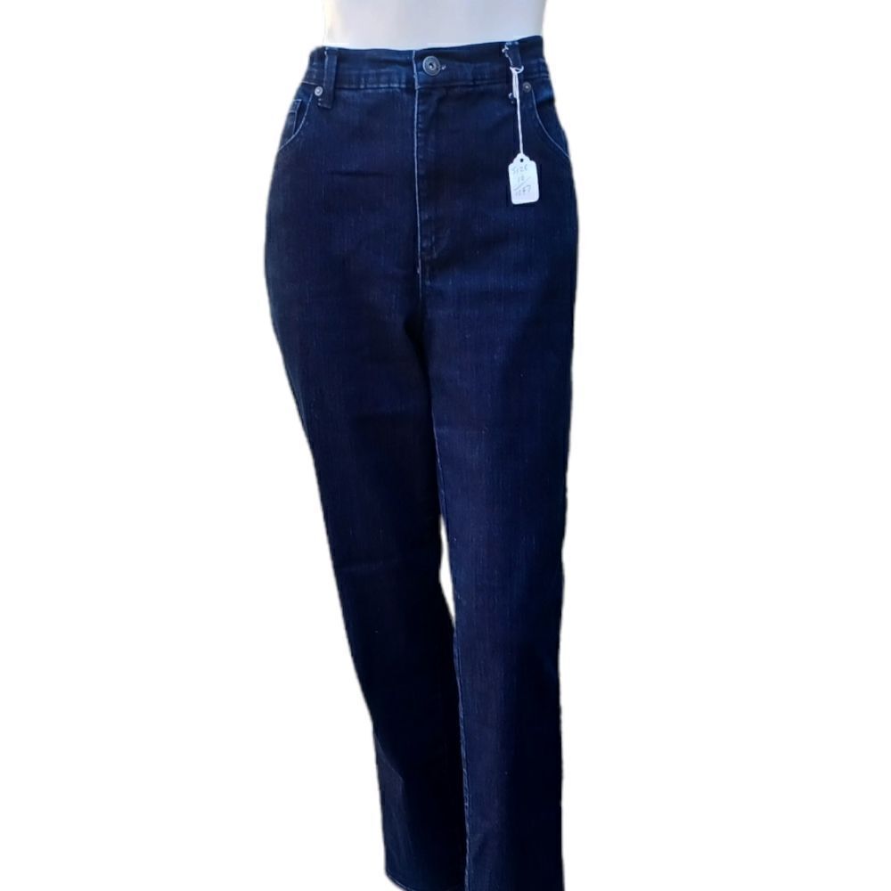 10478...Gloria Vanderbilt Straight leg Jeans Size 10, W28" 28 1/2"Inseam 11"Rise