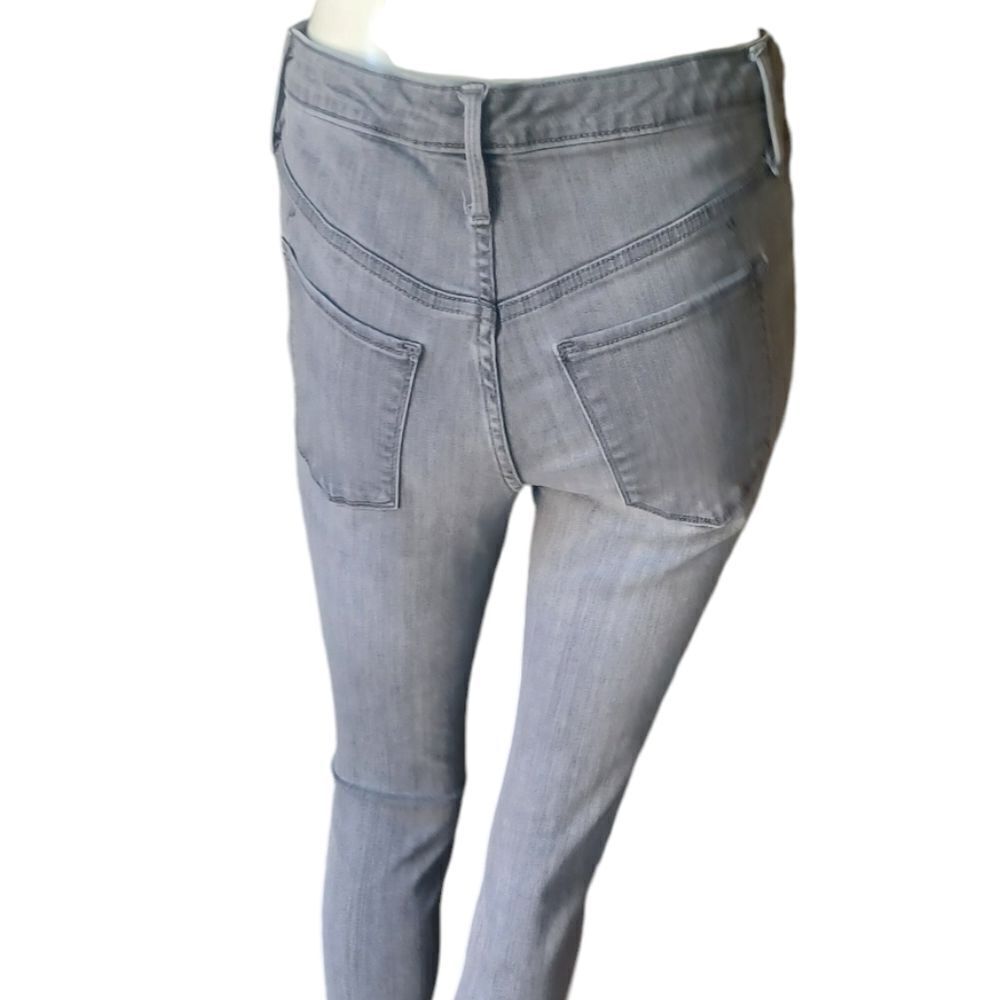 7006419.....Preowned Mossimo Denim Jeans Size 6/28R, W26"Inseam  26" 9"Rise
