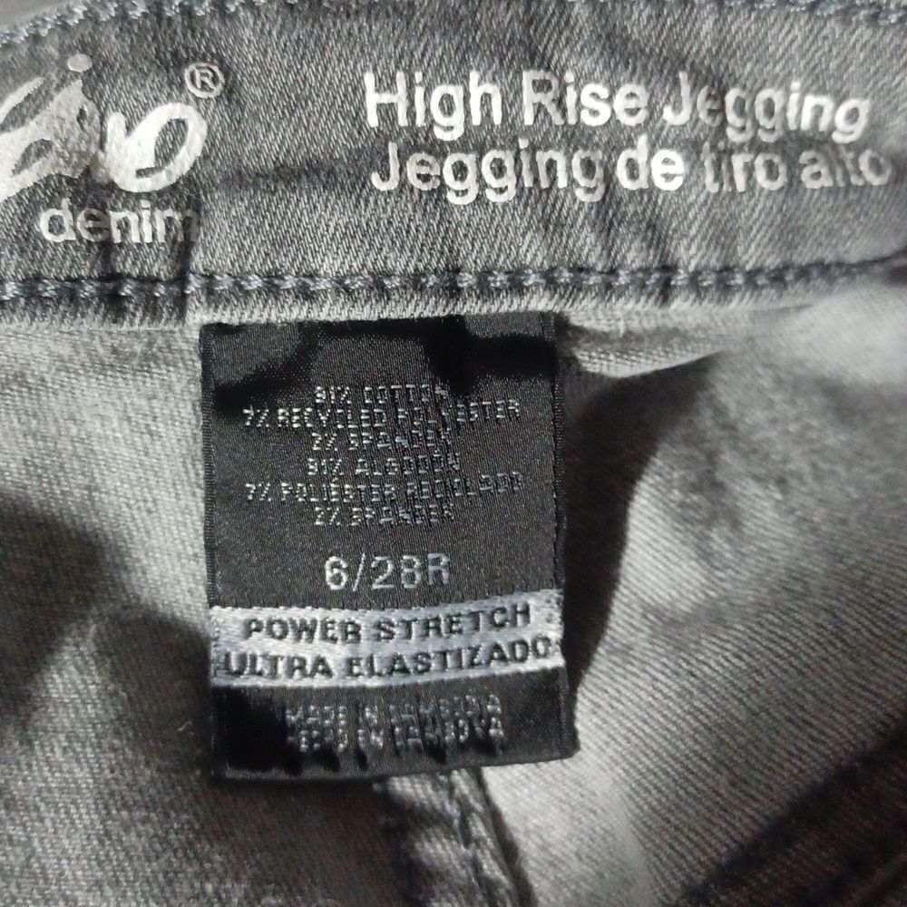 7006419.....Preowned Mossimo Denim Jeans Size 6/28R, W26"Inseam  26" 9"Rise