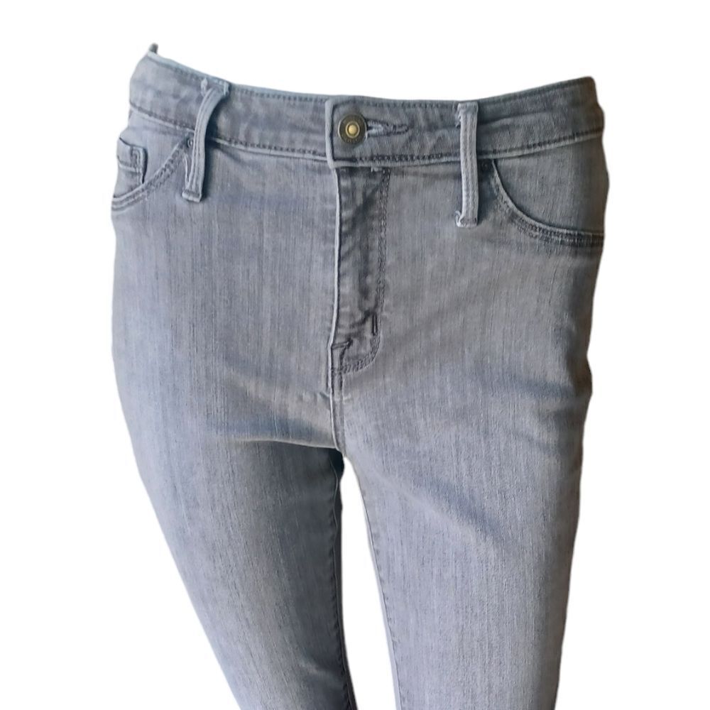 7006419.....Preowned Mossimo Denim Jeans Size 6/28R, W26"Inseam  26" 9"Rise