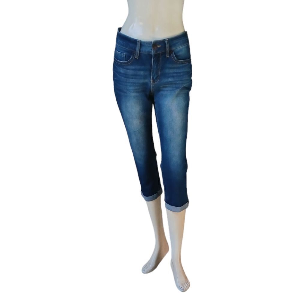 67095...Time and Tru Crop Jeans Size 8, W28" 19"Inseam 8"Rise