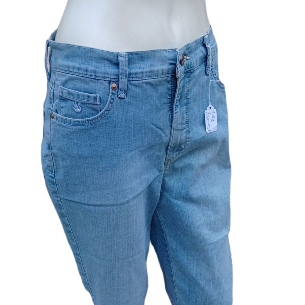 121510..Gloria Vanderbilt Crop Jeans Size 6,  W28" 16"Inseam 10"Rise
