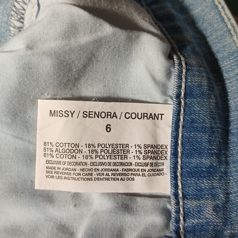 121510..Gloria Vanderbilt Crop Jeans Size 6,  W28" 16"Inseam 10"Rise