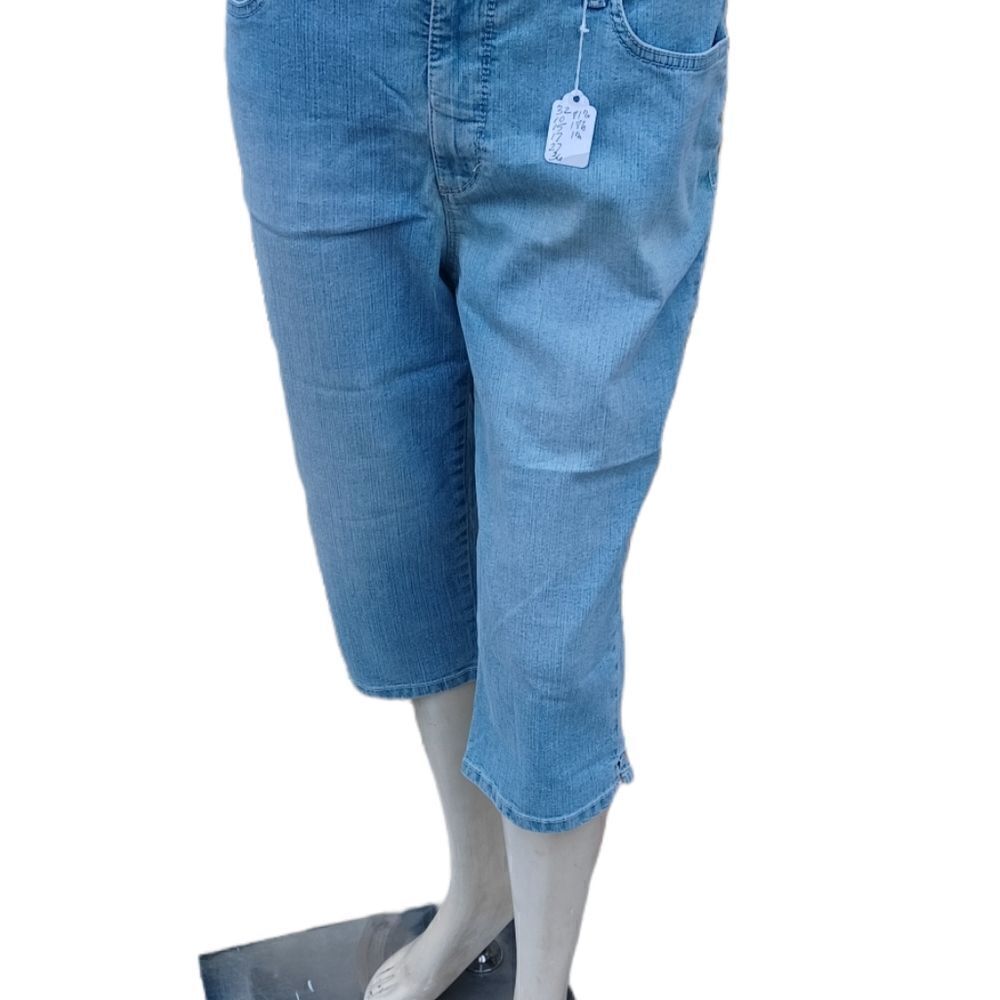 121510..Gloria Vanderbilt Crop Jeans Size 6,  W28" 16"Inseam 10"Rise