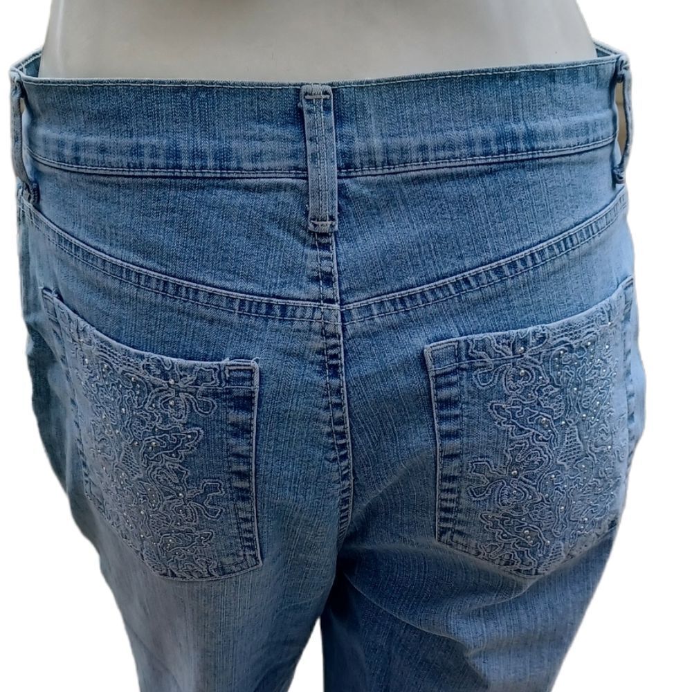121510..Gloria Vanderbilt Crop Jeans Size 6,  W28" 16"Inseam 10"Rise