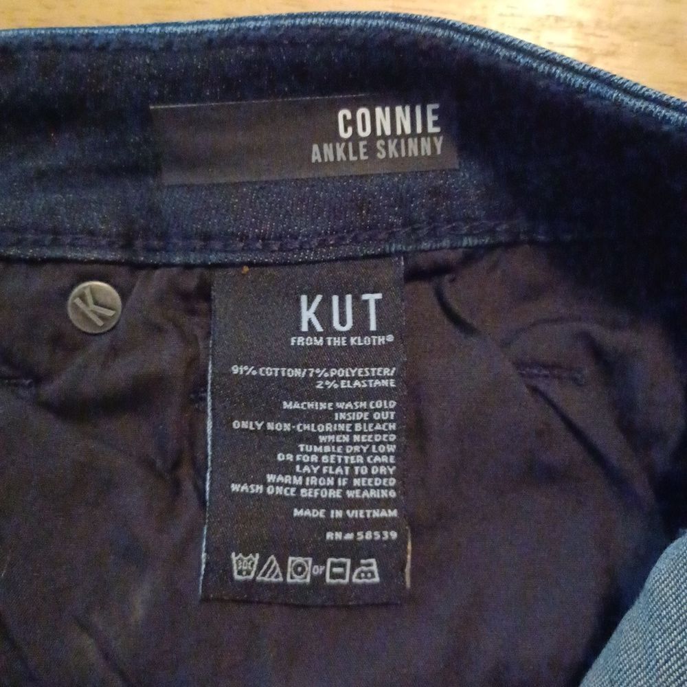 644136....Kut from the Kloth Skinny Jeans Size 6, W28" 26"Inseam  9"Rise