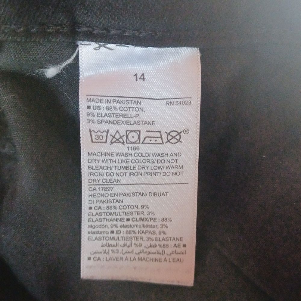 666643.....Old Navy Rockstar Super Skinny Jeans Size 14, W32, 27"Inseam 9"Rise