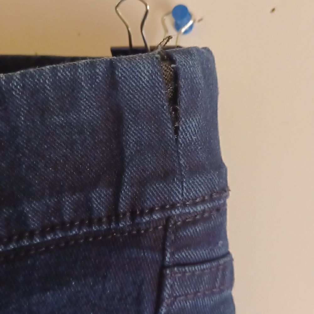 583747 Old Navy Super Skinny PullUp Jeans Size 32" Waist, 16"Inseam 10"Rise