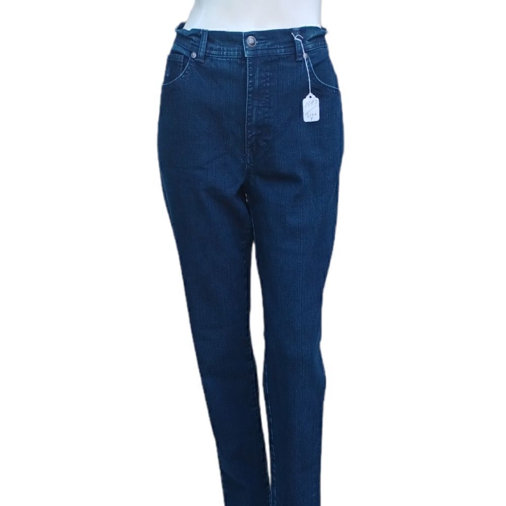 109715.....Gloria Vanderbilt  Straight leg Jeans Size 8, W28" 31"Inseam 10"Rise
