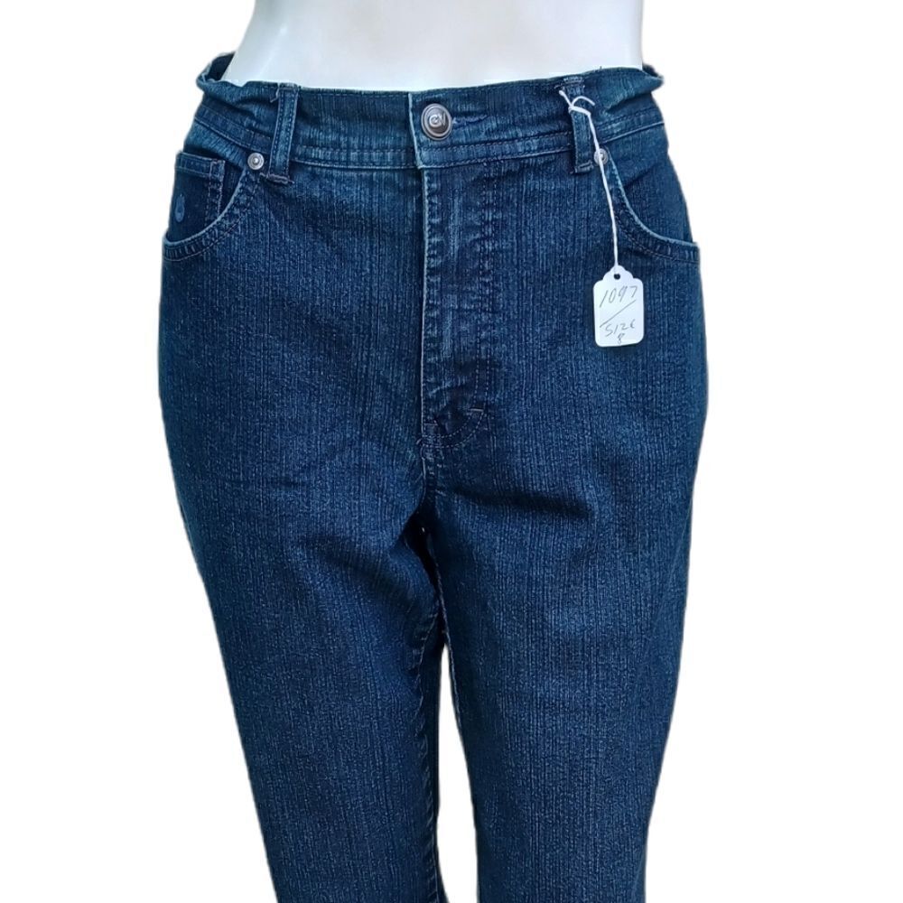 109715.....Gloria Vanderbilt  Straight leg Jeans Size 8, W28" 31"Inseam 10"Rise