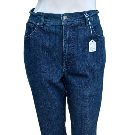 109715.....Gloria Vanderbilt  Straight leg Jeans Size 8, W28" 31"Inseam 10"Rise
