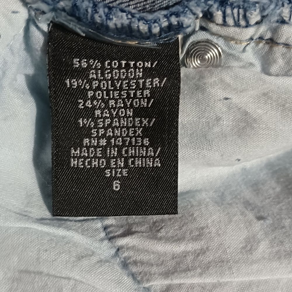 579625...1822 Denim Crop Jeans Size 6, W30", 18" Inseam, 8 1/2"Rise