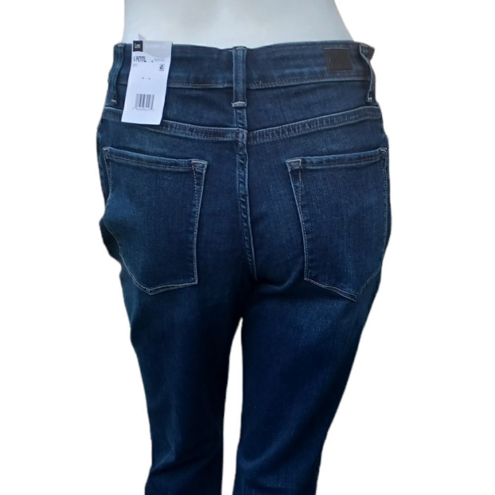 534328....Lee Classic Straight leg Jeans Size 6P, W27" 27 1/2"Inseam 9 1/2" Rise