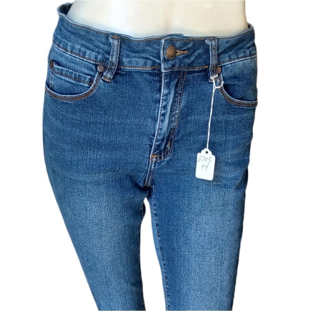 670344...Tahari Classic Skinny Jeans Size 8/29