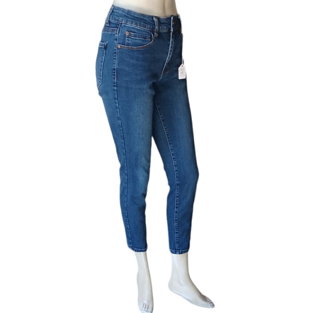 670344...Tahari Classic Skinny Jeans Size 8/29