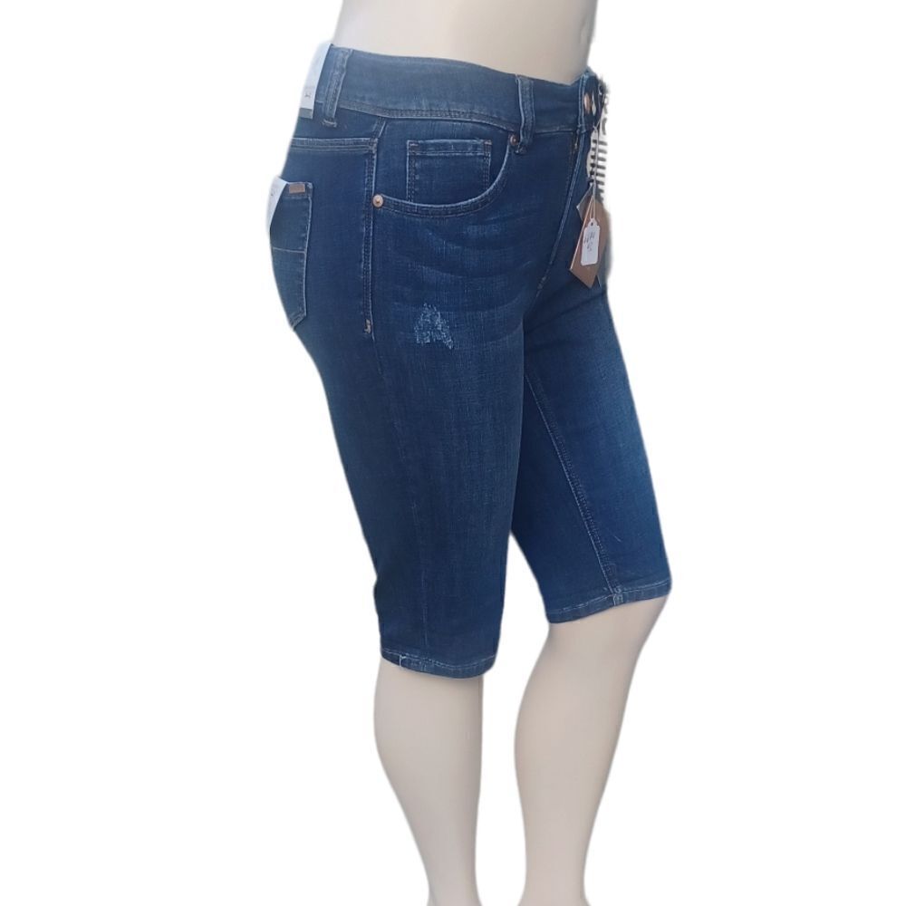 669043....Melissa McCarthy Seven7 Jean Shorts Size 10, W30", 13"Inseam 91/2"Rise
