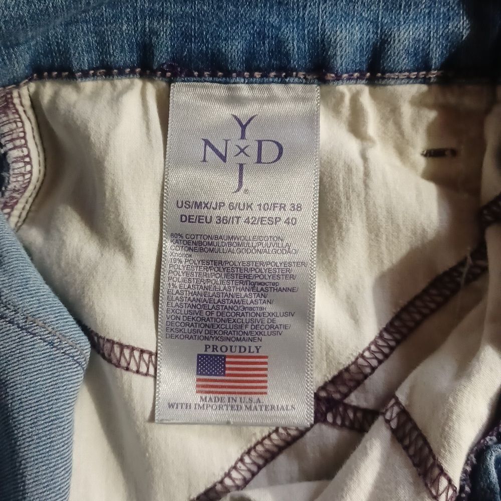4114.....NYDJ Cuffed Cropped High Waist Jeans Size 6, W28" 22"Inseam  9"Rise