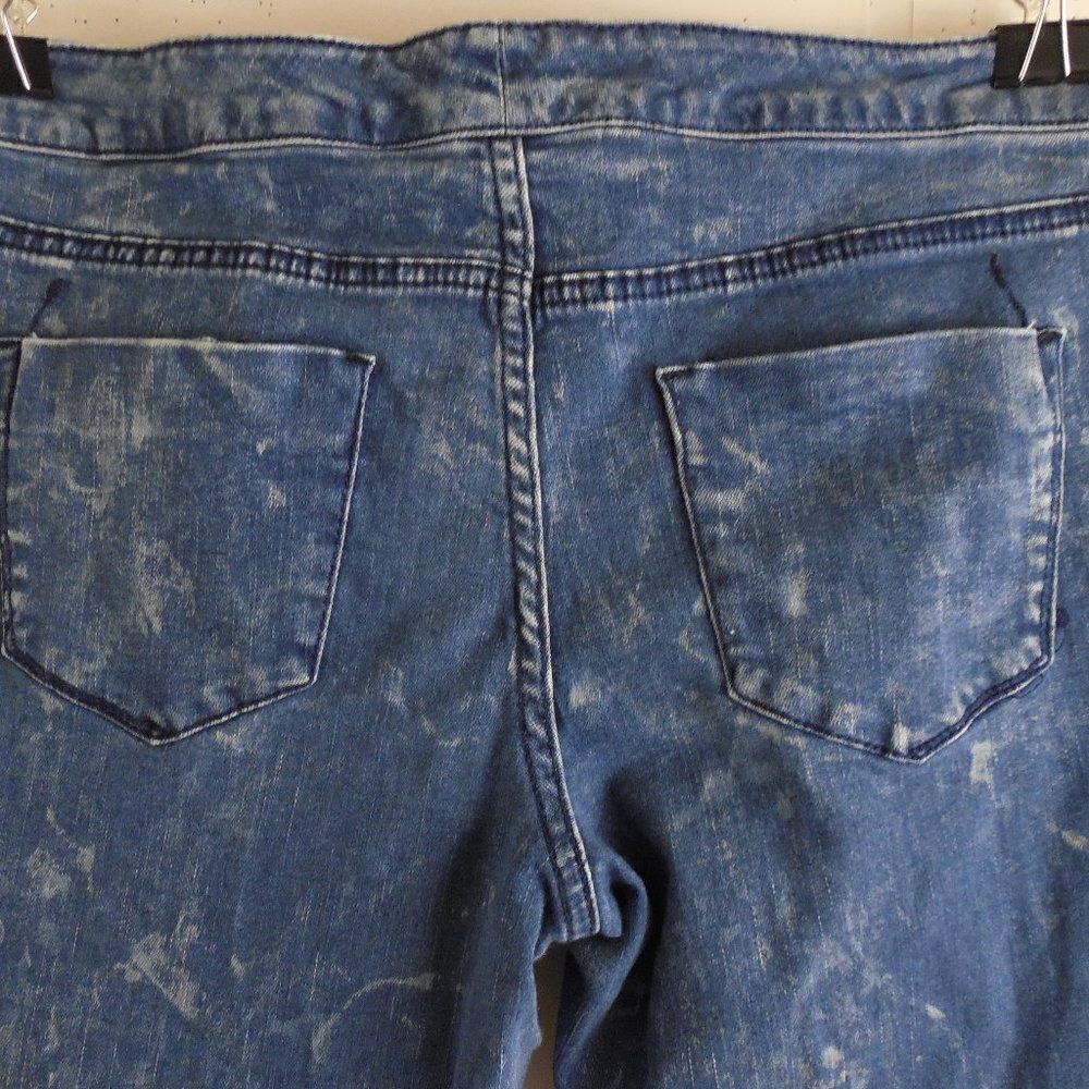 531513...Preowned Mossimo Skinny Jeans Size 12/31, 8"Rise