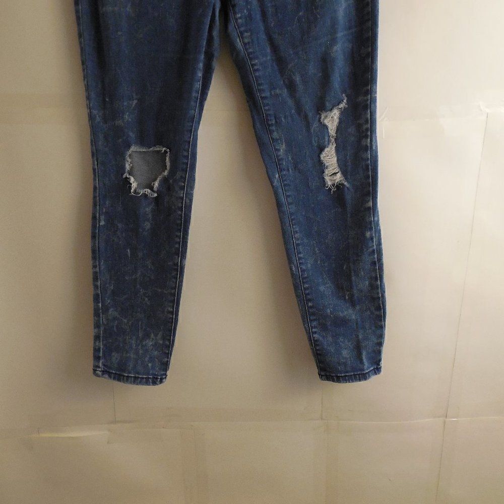 531513...Preowned Mossimo Skinny Jeans Size 12/31, 8"Rise