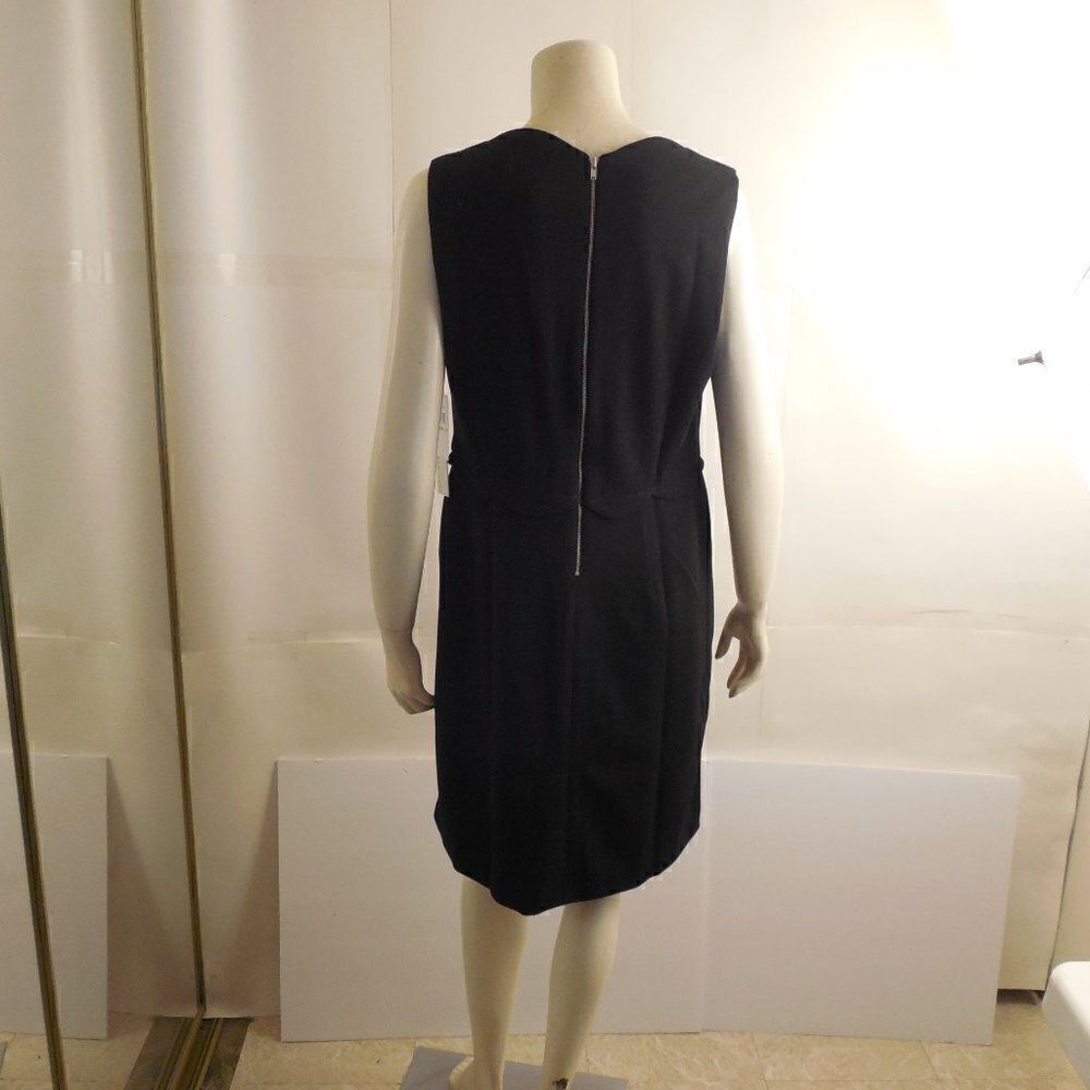 538112....Nicole Miller New York Black Scallop Neck Size 10