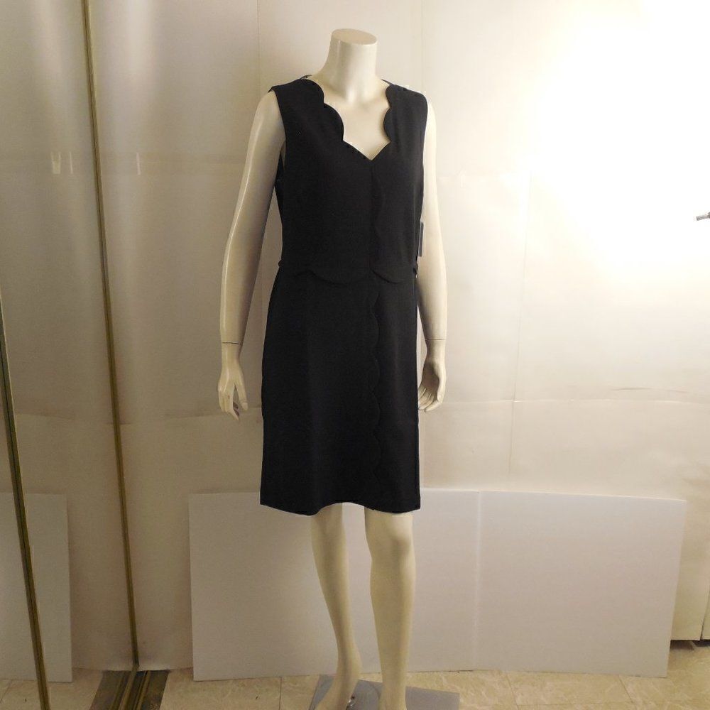 538112....Nicole Miller New York Black Scallop Neck Size 10