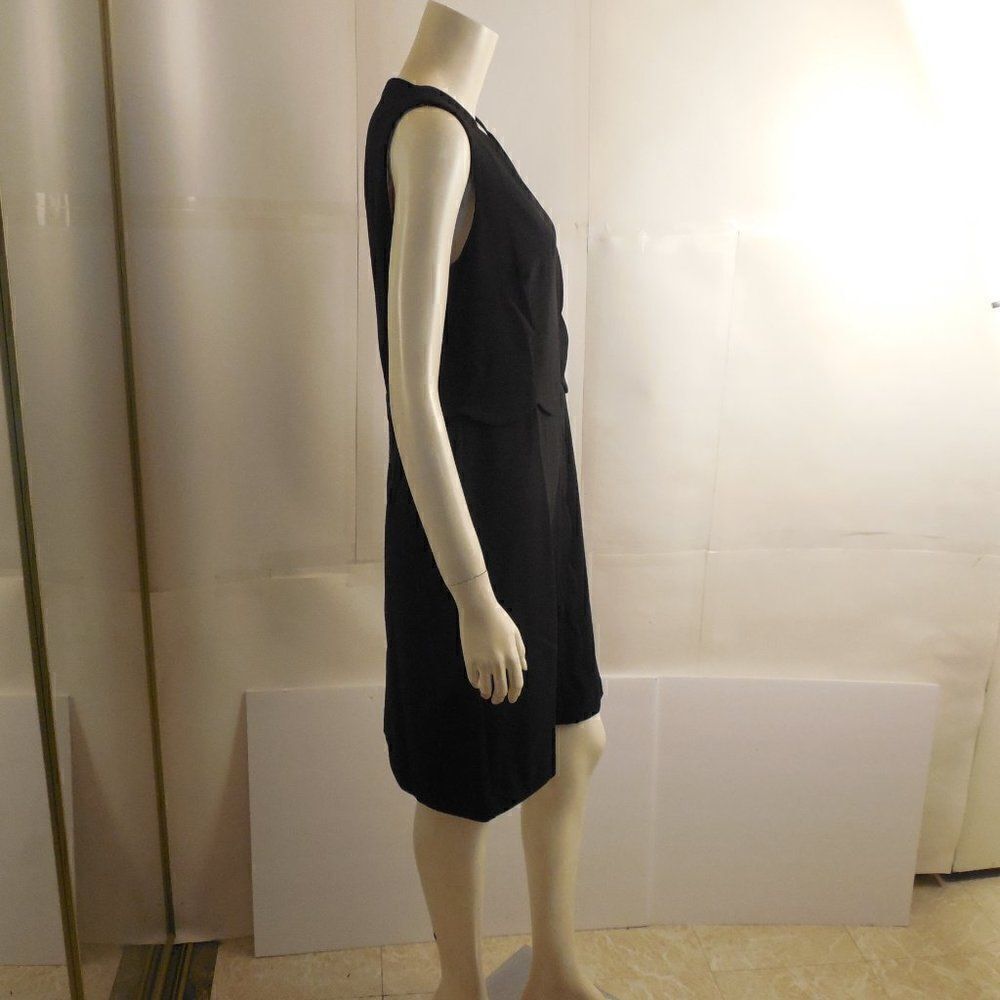538112....Nicole Miller New York Black Scallop Neck Size 10