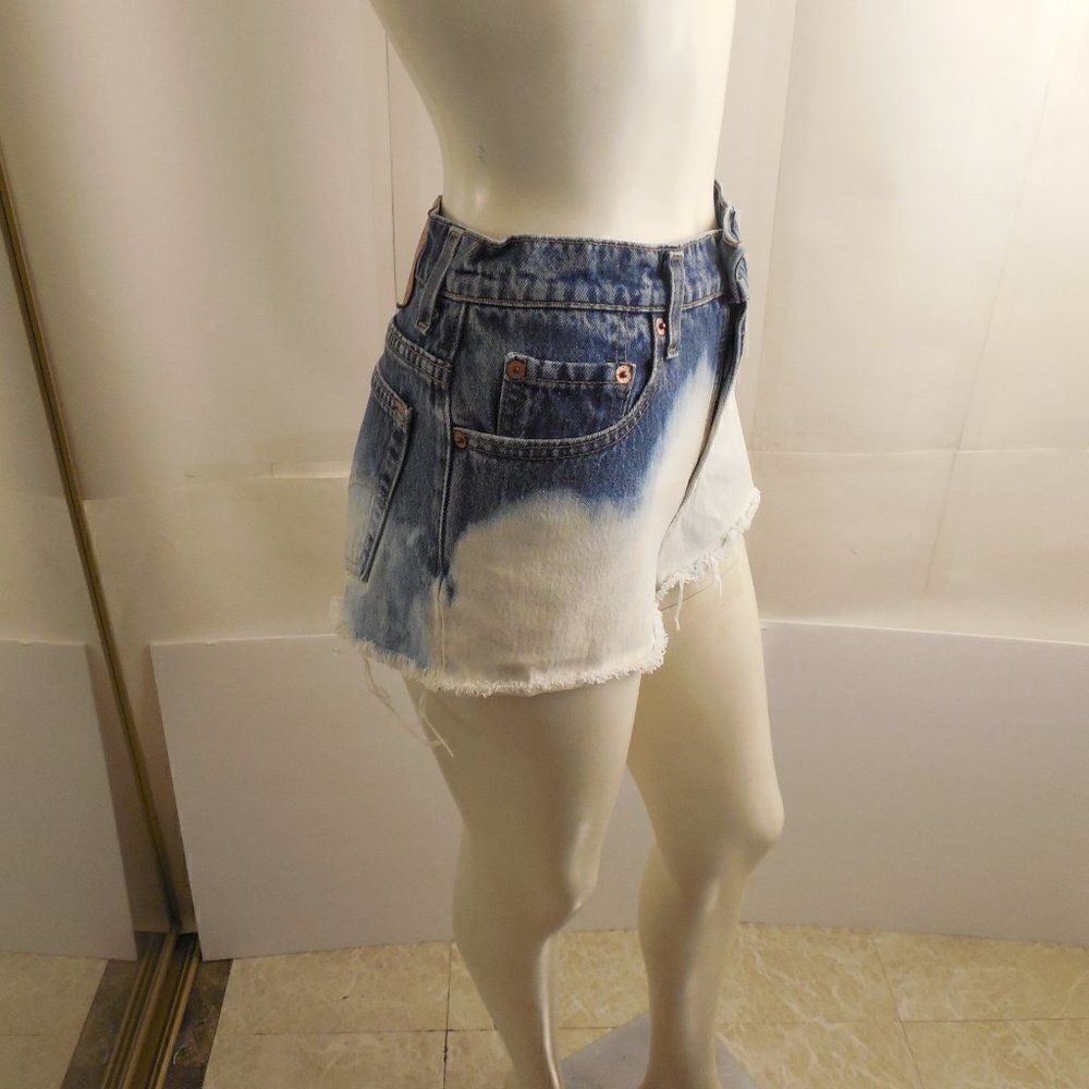 56733..Levi 550 Denim Shorts Jr. Size 5