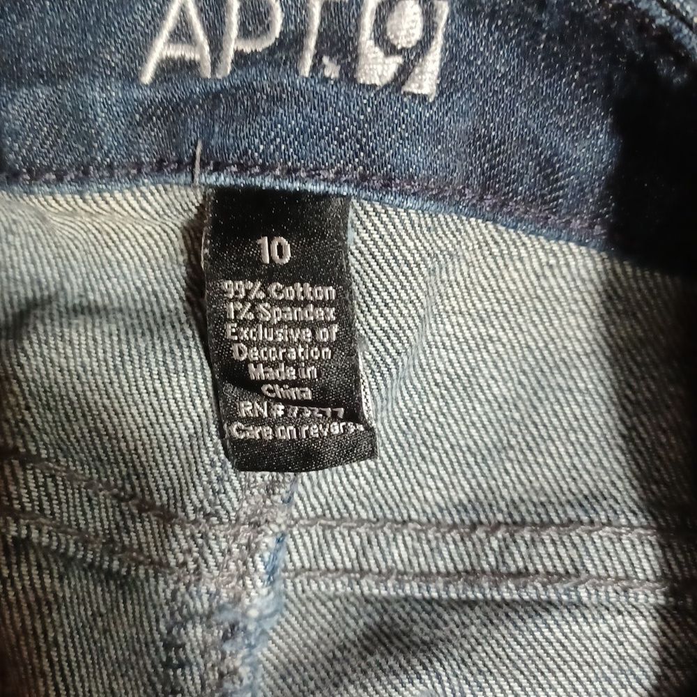 426011....Apt.9 Bootcut Jeans Size 10, 32" Waist 30" Inseam 9" Rise