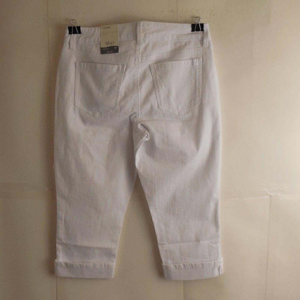 539927....Style & Co Curvy Capri Jeans
