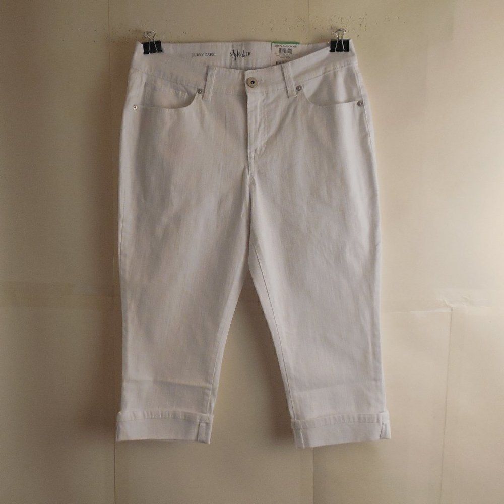 539927....Style & Co Curvy Capri Jeans