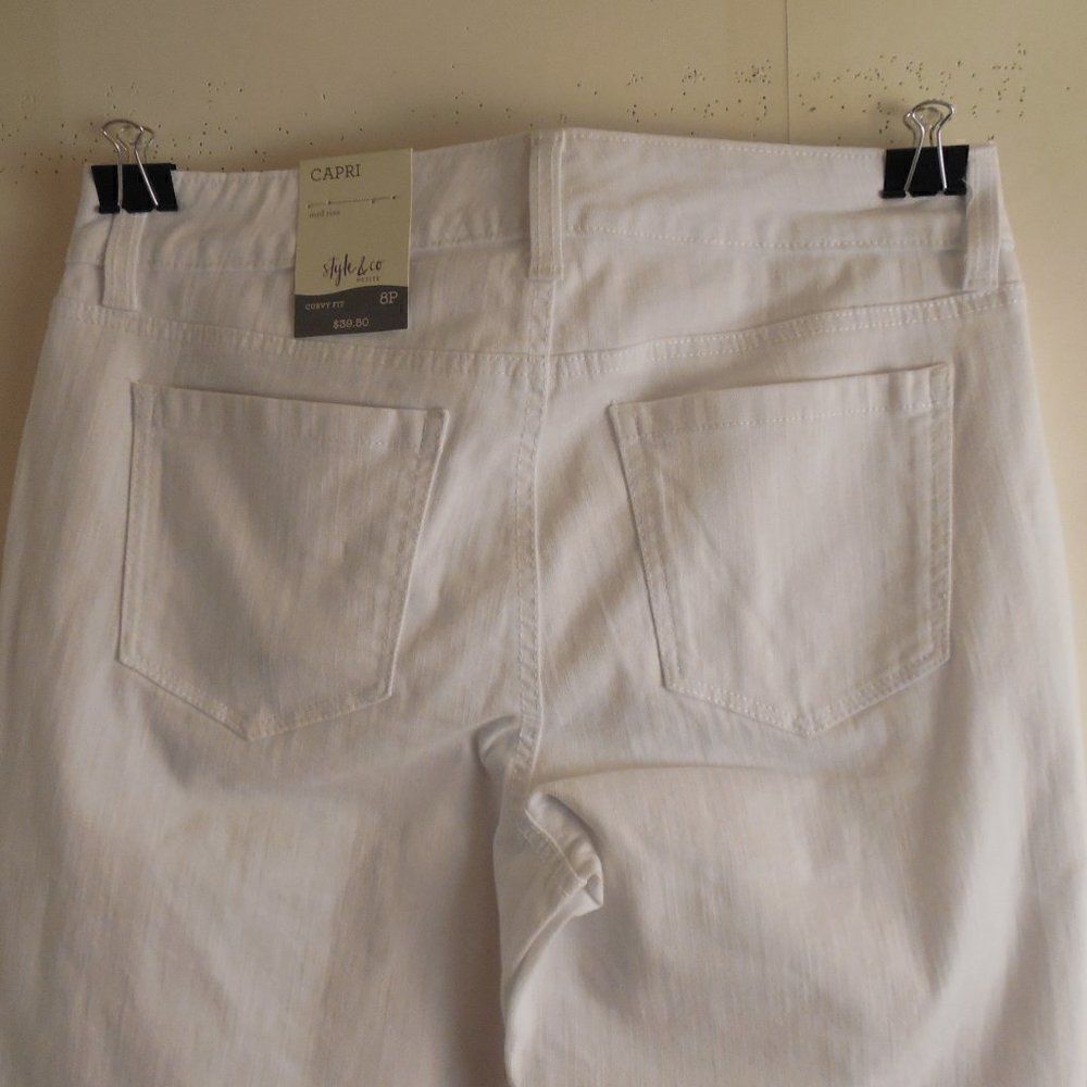 539927....Style & Co Curvy Capri Jeans