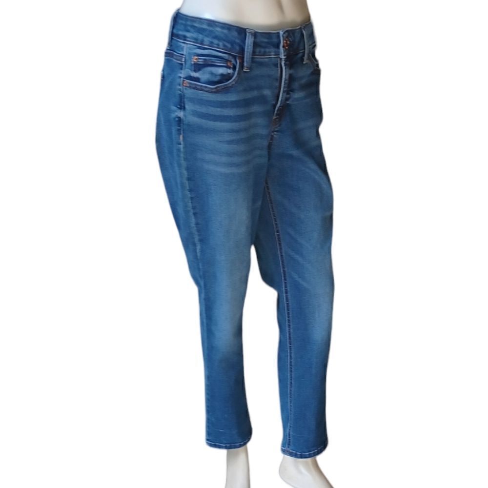 701318....Time and Tru Straight leg Jeans Size 10P, W28" 26"Inseam 9"Rise
