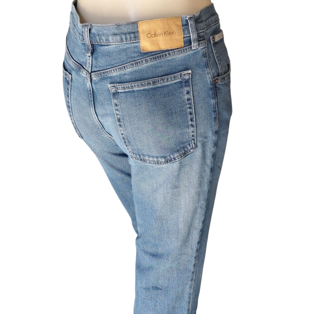 9007....Calvin Klein Straight Leg Jeans Size 32R, 29" Inseam 12" Rise