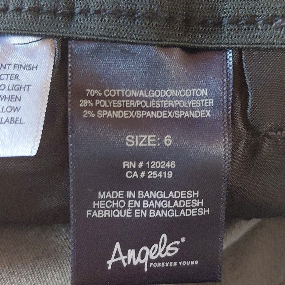 7001917.....Angels Crop Jeans Size 6, 28" Waist 18" Inseam 9" Rise