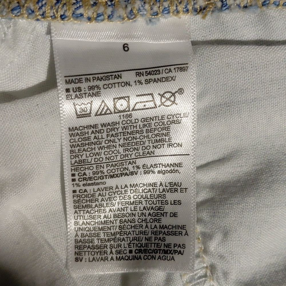 8143....Old Navy Straight leg Jeans Size 6, W28" 27."Inseam 10"Rise
