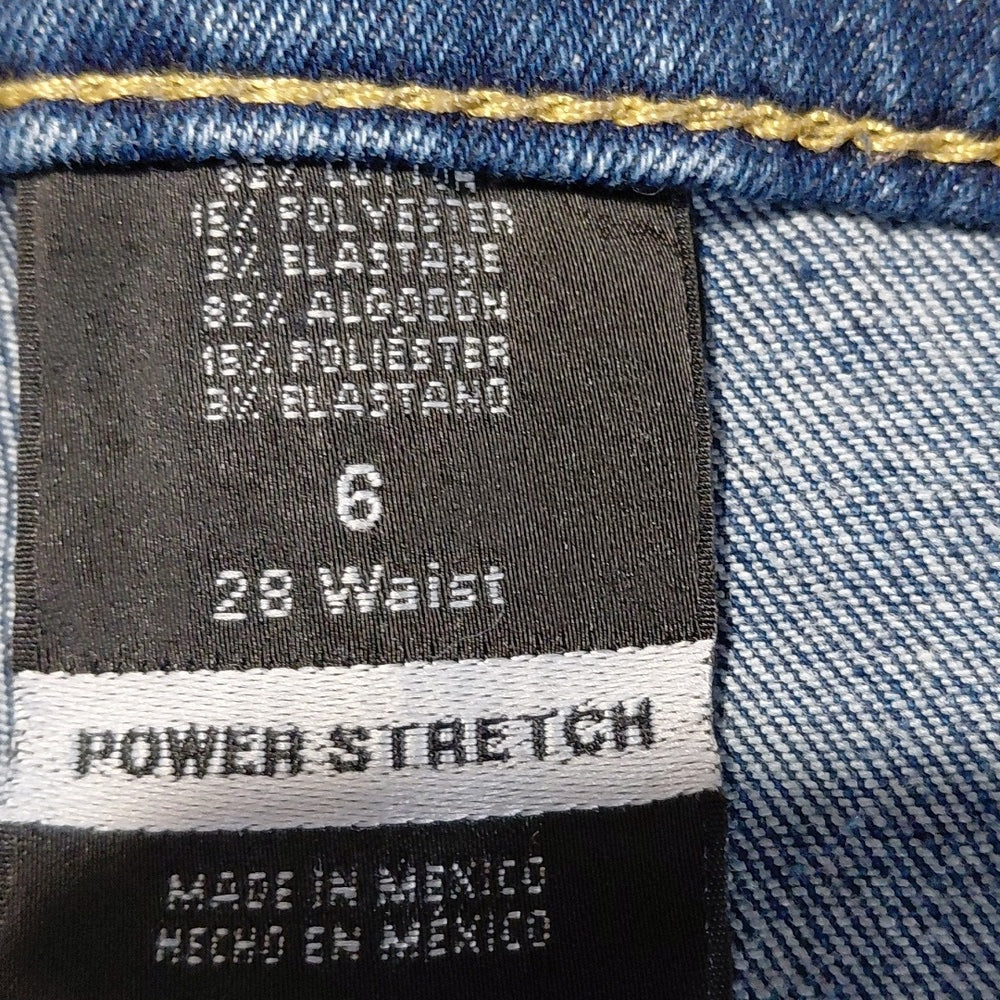 601134....Preowned Mossimo Jean Shorts Size 6, 31.5" Waist, 2" Inseam 9"Rise