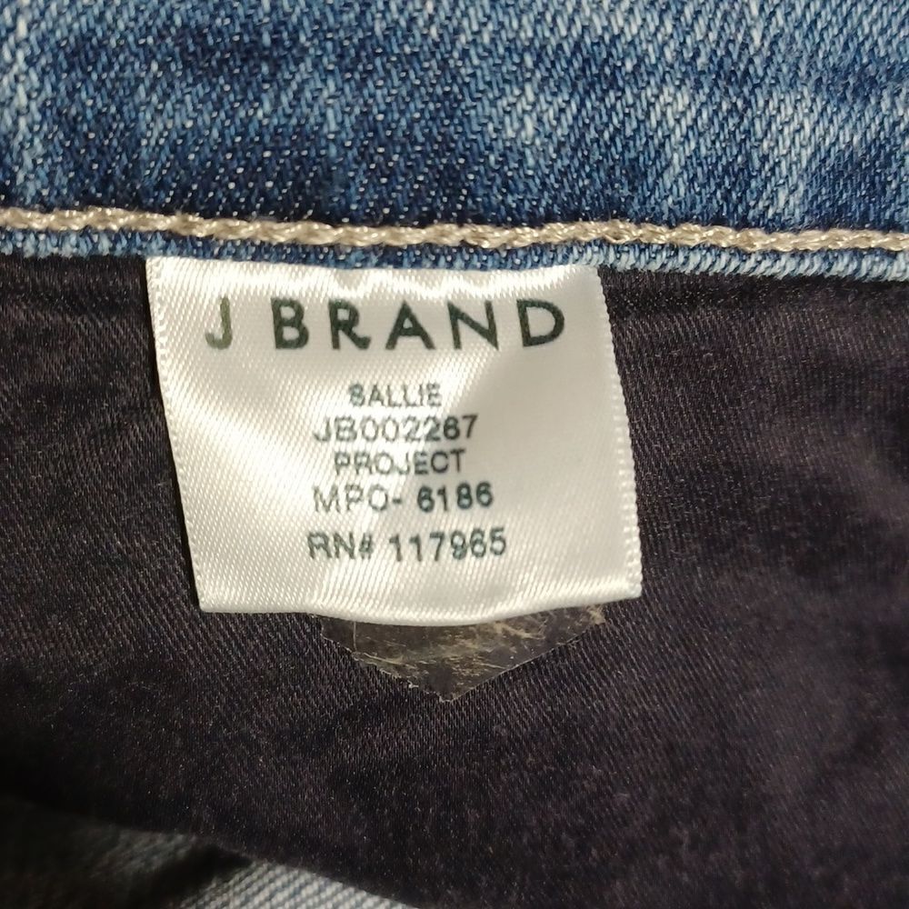 615627....J. Brand Sallie Mid Rise Bootcut Size 28, 30"Inseam 8 1/2"