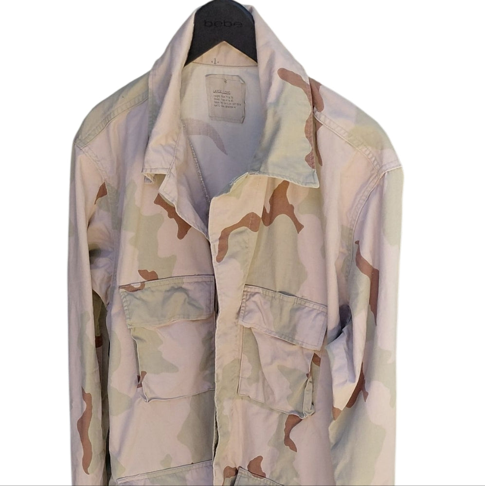 8207.....Men's Desert Camouflage Pattern 3 Color Combat Jacket Size Large Long