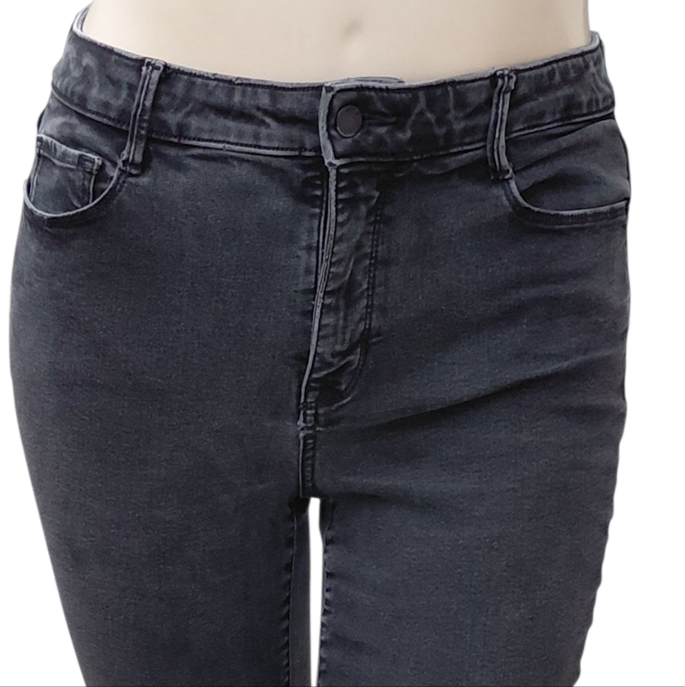 8216....Women's APT.9 Skinny Jeans Size 14